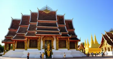 An Overview of the City’s Major Temples: Wat Xieng Thong, Wat Mai, Wat Visoun — Architecture, Artworks, and Visitor Tips