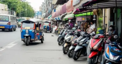 Navigating Cities and Towns: Tuk-Tuks, Songthaews, Motorbike Rentals, and Ride-Hailing Apps
