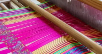 Step-by-step silk weaving techniques and patterns: warp/weft setup, ikat (mudmee) resist-dyeing, and common pattern constructions