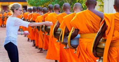 The Alms Giving Ceremony in Luang Prabang: A Respectful Visitor’s Guide to History, Etiquette, and Best Practices