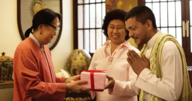 Proper Etiquette and Cultural Respect: What visitors should do and avoid, dress code, gift etiquette, and phrases to use