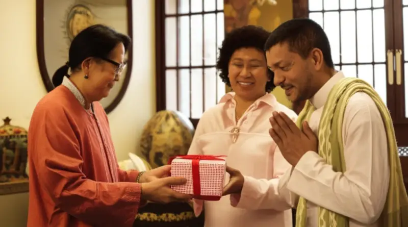 Proper Etiquette and Cultural Respect: What visitors should do and avoid, dress code, gift etiquette, and phrases to use