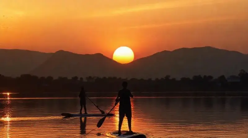 Stand-Up Paddleboarding on the Mekong at Sunset: Best Routes, Safety Tips, and Local Guides for an Unforgettable Experience