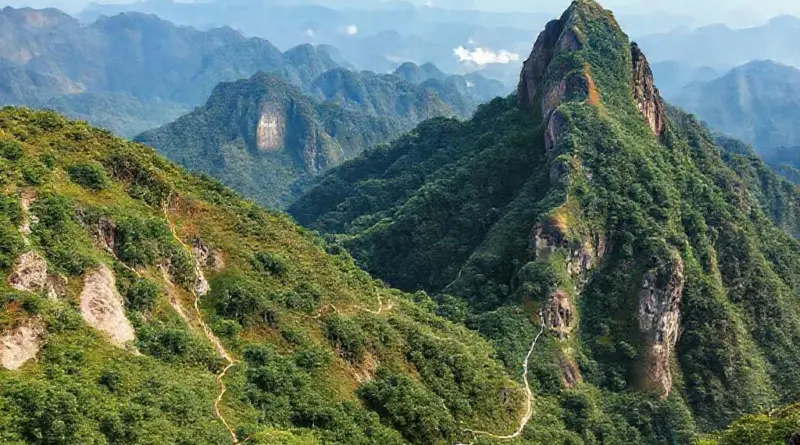 Step-by-step trail routes and difficulty levels for Pha Daeng, Pha Kuang, and Phanoi (maps, distances, elevation, estimated times)