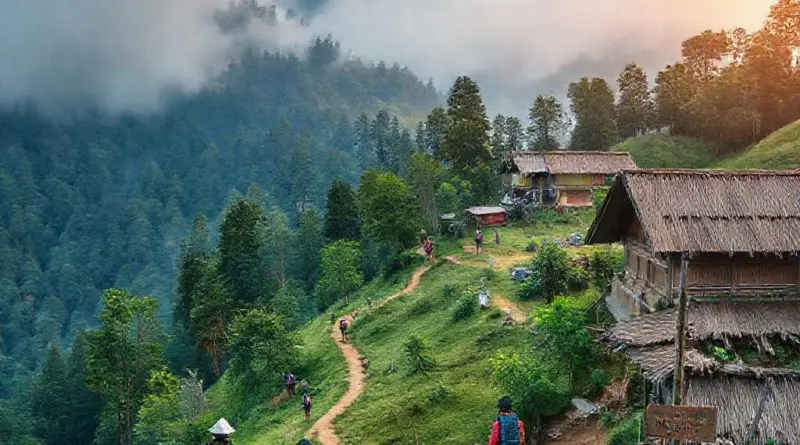 What to Expect on the Trek: Typical Routes, Daily Itineraries, Accommodation Types, and Interaction with Khmu, Akha, and Lanten Communities